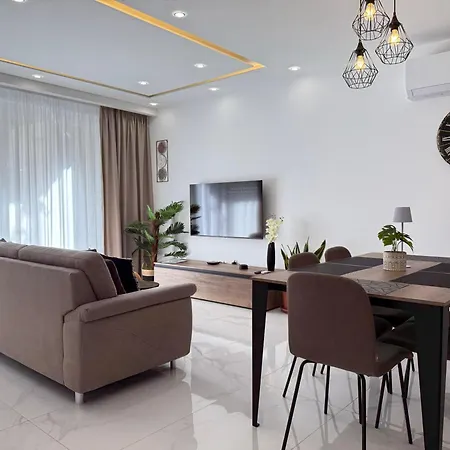 Family Home With Private Garage And Entertainment Area, Sleeps 6, 10-Minute Walk To The Beach * Marsaskala