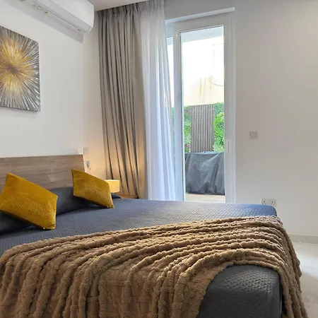 Family Home With Private Garage And Entertainment Area, Sleeps 6, 10-Minute Walk To The Beach Appartement *