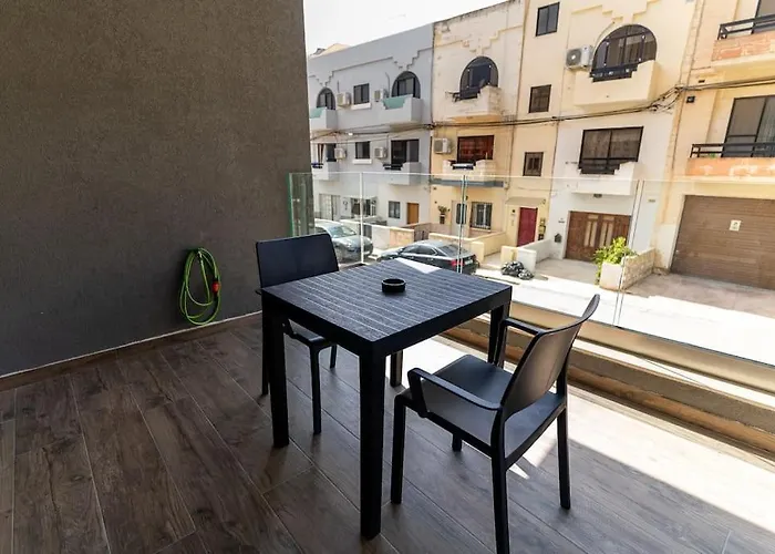 Family Home With Private Garage And Entertainment Area, Sleeps 6, 10-Minute Walk To The Beach