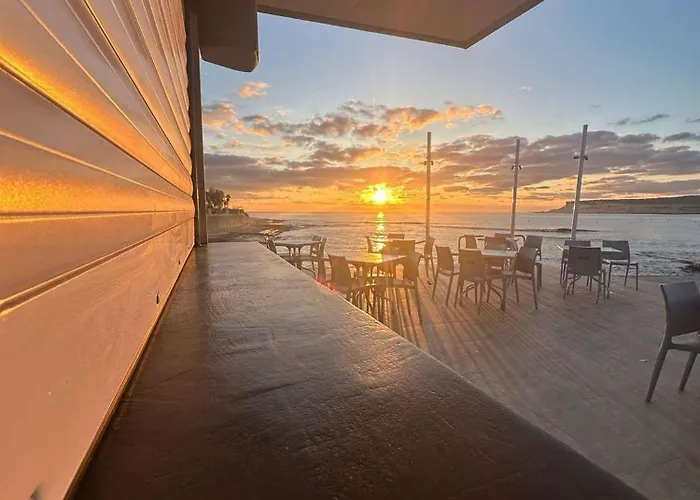 Family Home With Private Garage And Entertainment Area, Sleeps 6, 10-Minute Walk To The Beach Marsaskala