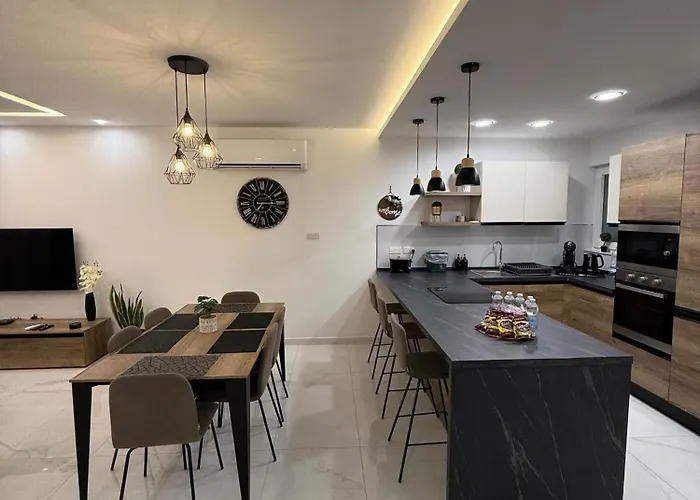 Family Home With Private Garage And Entertainment Area, Sleeps 6, 10-Minute Walk To The Beach *