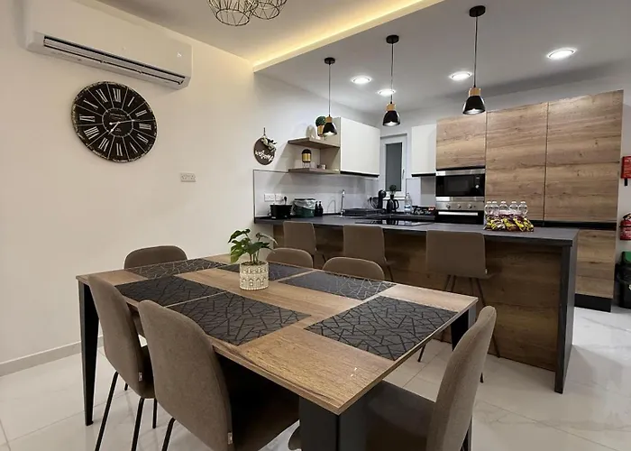 Family Home With Private Garage And Entertainment Area, Sleeps 6, 10-Minute Walk To The Beach *