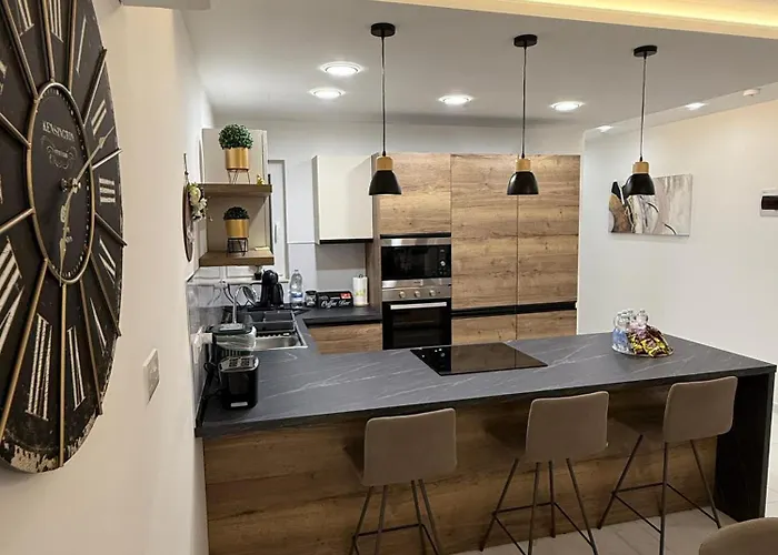 Family Home With Private Garage And Entertainment Area, Sleeps 6, 10-Minute Walk To The Beach