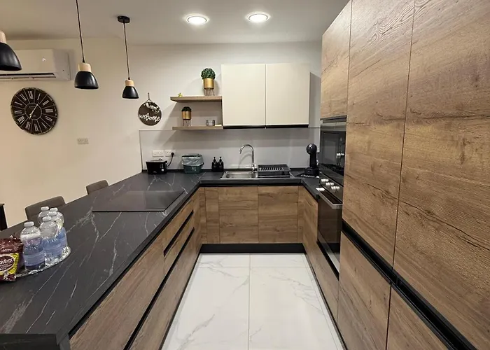 Family Home With Private Garage And Entertainment Area, Sleeps 6, 10-Minute Walk To The Beach Marsaskala