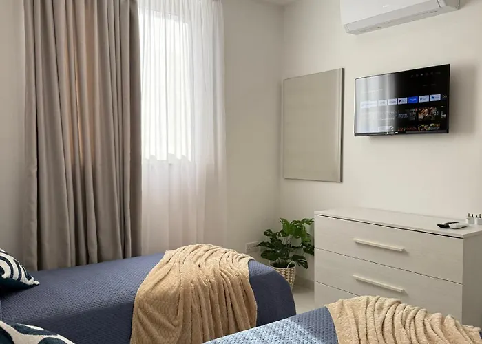 Family Home With Private Garage And Entertainment Area, Sleeps 6, 10-Minute Walk To The Beach