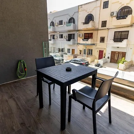 Luxury 3br In Marsascala With Balcony & Private Yard