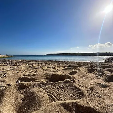 Comfortable With Garage And Outdoor Area, Sleeps 6, 10-minute Walk To The Lejlighed