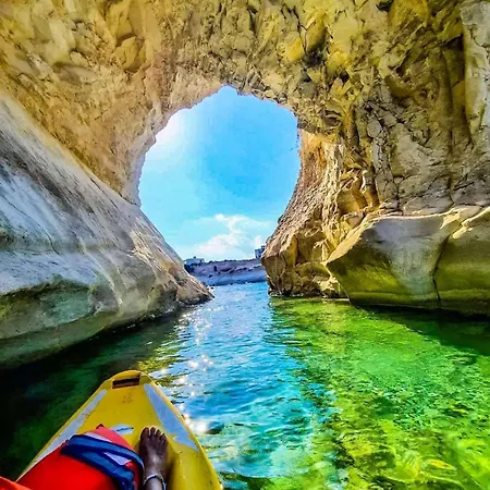 Comfortable With Garage And Outdoor Area, Sleeps 6, 10-minute Walk To The