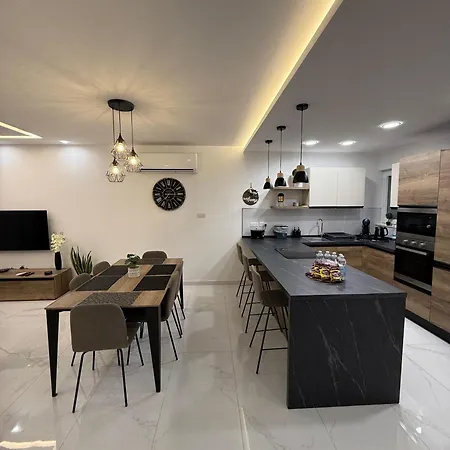 Comfortable With Garage And Outdoor Area, Sleeps 6, 10-minute Walk To The *