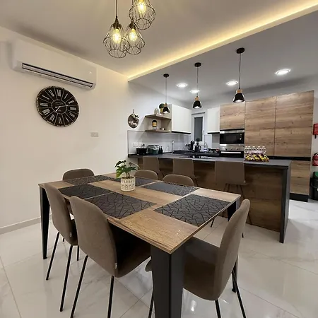 Comfortable With Garage And Outdoor Area, Sleeps 6, 10-minute Walk To The *