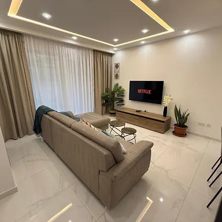 Lejlighed Comfortable With Garage And Outdoor Area, Sleeps 6, 10-minute Walk To The Marsaskala