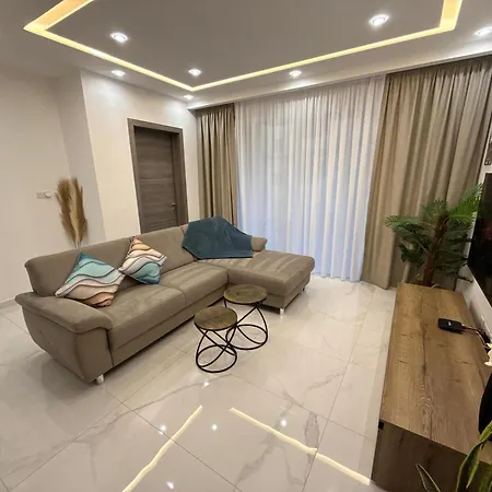 Comfortable With Garage And Outdoor Area, Sleeps 6, 10-minute Walk To The アパート *