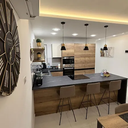 Comfortable With Garage And Outdoor Area, Sleeps 6, 10-minute Walk To The