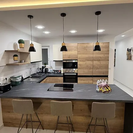 Comfortable With Garage And Outdoor Area, Sleeps 6, 10-minute Walk To The