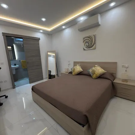 Comfortable With Garage And Outdoor Area, Sleeps 6, 10-minute Walk To The *