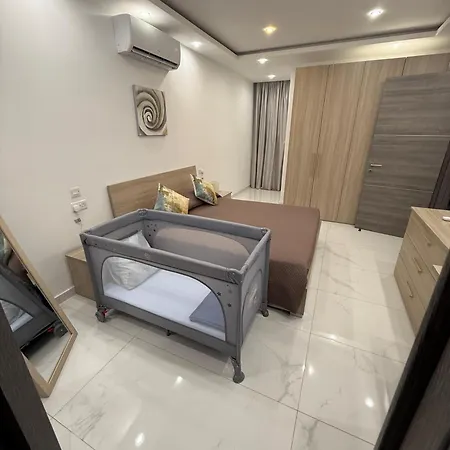 アパート Comfortable With Garage And Outdoor Area, Sleeps 6, 10-minute Walk To The