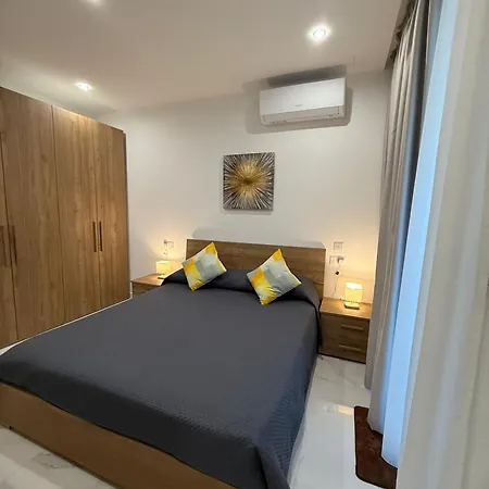 Comfortable With Garage And Outdoor Area, Sleeps 6, 10-minute Walk To The *