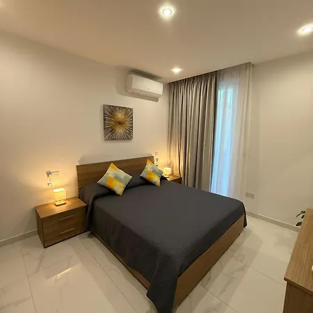 Comfortable With Garage And Outdoor Area, Sleeps 6, 10-minute Walk To The Marsaskala