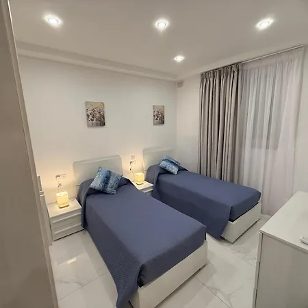 Comfortable With Garage And Outdoor Area, Sleeps 6, 10-minute Walk To The アパート マルサスカーラ