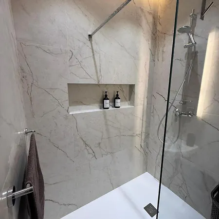 Comfortable With Garage And Outdoor Area, Sleeps 6, 10-minute Walk To The Lejlighed *