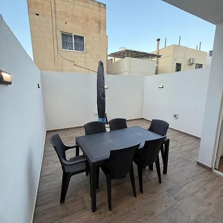 アパート Comfortable With Garage And Outdoor Area, Sleeps 6, 10-minute Walk To The