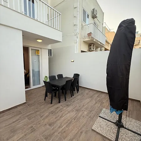 Comfortable With Garage And Outdoor Area, Sleeps 6, 10-minute Walk To The *