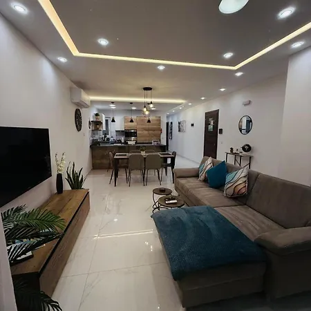 Comfortable With Garage And Outdoor Area, Sleeps 6, 10-minute Walk To The Lejlighed