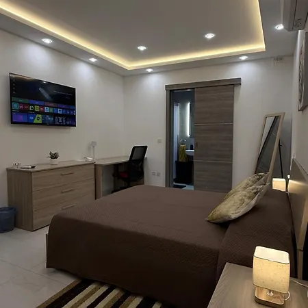 Comfortable With Garage And Outdoor Area, Sleeps 6, 10-minute Walk To The アパート