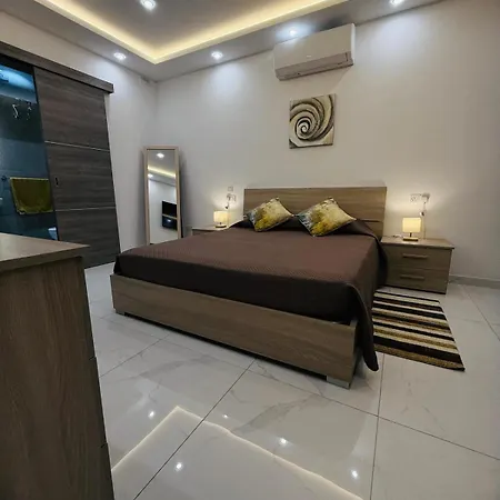 Comfortable With Garage And Outdoor Area, Sleeps 6, 10-minute Walk To The アパート *