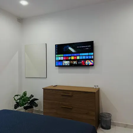 Comfortable With Garage And Outdoor Area, Sleeps 6, 10-minute Walk To The Lejlighed *