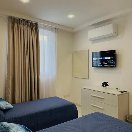 Lejlighed Comfortable With Garage And Outdoor Area, Sleeps 6, 10-minute Walk To The *