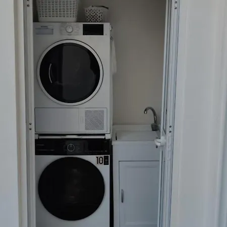 アパート Comfortable With Garage And Outdoor Area, Sleeps 6, 10-minute Walk To The