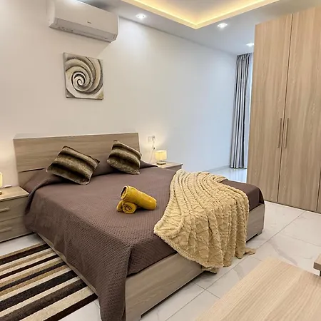 Family Home With Private Garage And Entertainment Area, Sleeps 6, 10-Minute Walk To The Beach