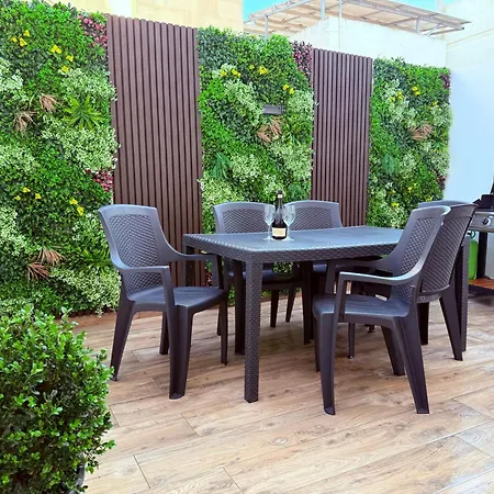 Family Home With Private Garage And Entertainment Area, Sleeps 6, 10-Minute Walk To The Beach