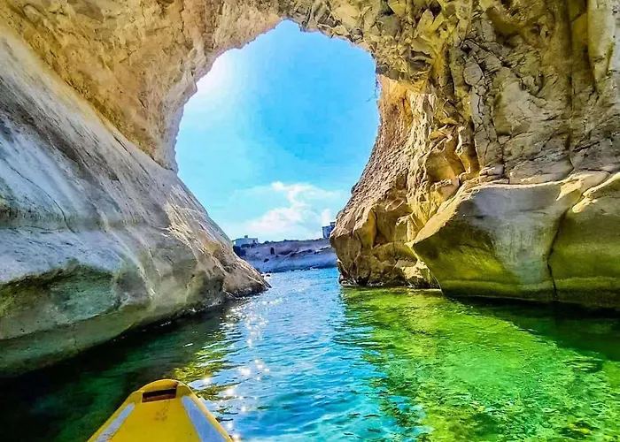 Family Home With Private Garage And Entertainment Area, Sleeps 6, 10-Minute Walk To The Beach