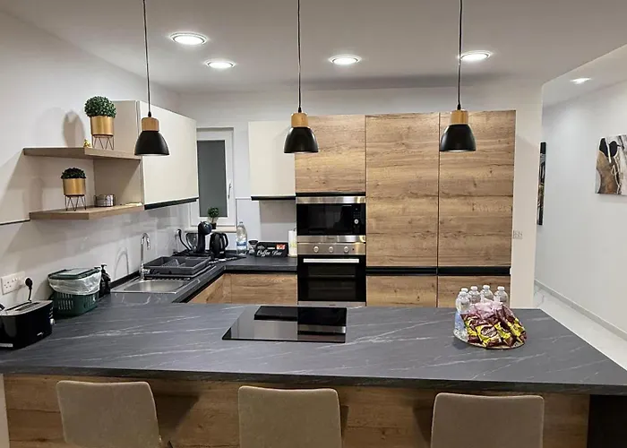 Family Home With Private Garage And Entertainment Area, Sleeps 6, 10-Minute Walk To The Beach