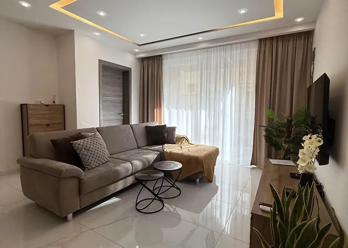 Family Home With Private Garage And Entertainment Area, Sleeps 6, 10-Minute Walk To The Beach Apartament *