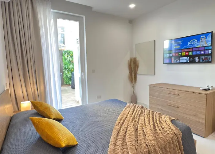 Family Home With Private Garage And Entertainment Area, Sleeps 6, 10-Minute Walk To The Beach *