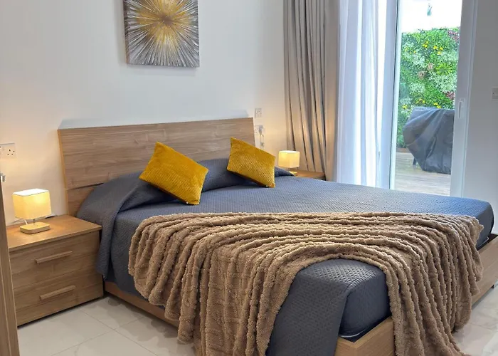 Family Home With Private Garage And Entertainment Area, Sleeps 6, 10-Minute Walk To The Beach Apartament