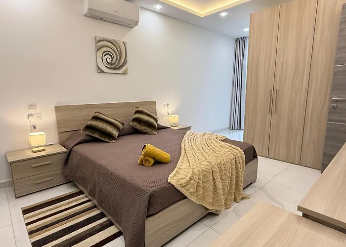 Family Home With Private Garage And Entertainment Area, Sleeps 6, 10-Minute Walk To The Beach