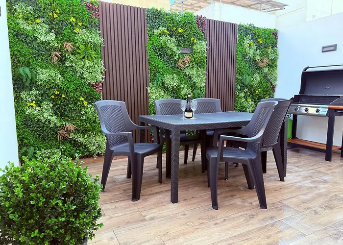 Family Home With Private Garage And Entertainment Area, Sleeps 6, 10-Minute Walk To The Beach